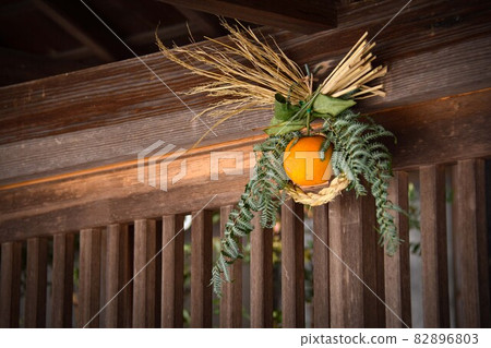 古色古香的入口，裝飾著傳統的新年裝飾品 82896803