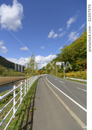 Lake Sapporo where the autumn leaves have begun Lake Sapporo where the autumn leaves have begun 82897976