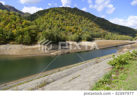 水位下降的札幌湖(水資源問題的圖像) 水位下降的札幌湖(水資源問題的圖像) 82897977