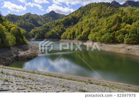 Lake Sapporo where the water level has dropped (image of water resources problem) 82897978
