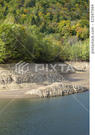 水位下降的札幌湖（水資源問題的圖像） 82897984
