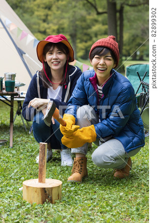 Young woman enjoying camping 82899302