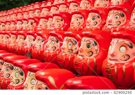 Narumi Shrine, Darumas lined up in a row <Nagoya City, Aichi Prefecture> Narumi Shrine, Darumas lined up in a row <Nagoya City, Aichi Prefecture> 82900298