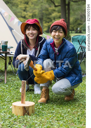 享受露營的可愛女士 82900594