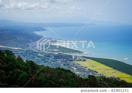 Overlooking the Sea of Japan from the paraglider takeoff point on Mt. Yahiko (Yahiko Village, Niigata Prefecture) Overlooking the Sea of Japan from the paraglider takeoff point on Mt. Yahiko (Yahiko Village, Niigata Prefecture) 82901251