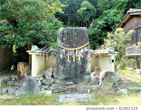 立石、天魔神社、明日香村，還有一塊巨大的長方形石頭，上面有石輪。 82902329