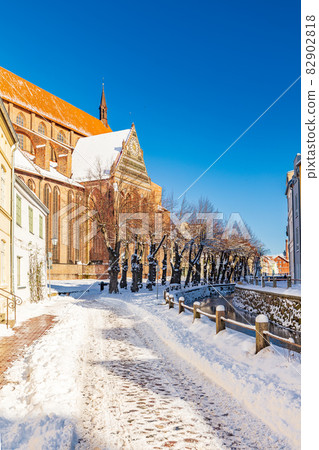 Winter in Old Town of Wismar, Germany 82902818