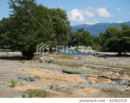 Mallet golf course on the riverbed where the stones are rolling due to flood damage 82902919