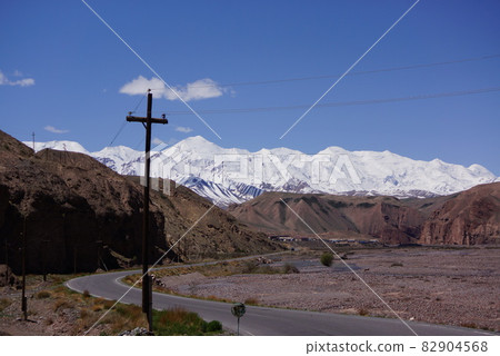 The road from China to the Kyrgyz border 82904568