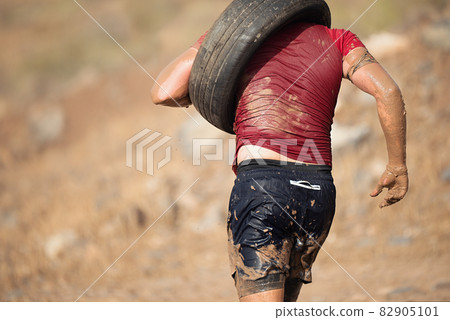 Runner carrying tire in a test of the race 82905101