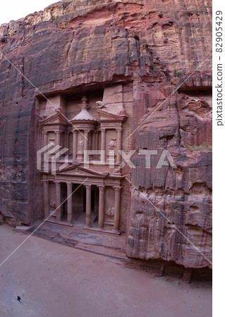 El Kazne Treasury Petra Ruins Jordan Valley World Heritage Site El Kazne Treasury Petra Ruins Jordan Valley World Heritage Site 82905429