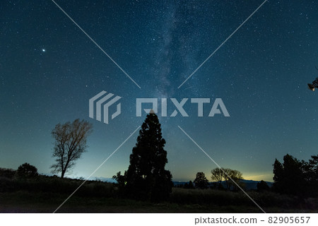 Yamamotoyama Kogen summit, starry sky (Ojiya City, Niigata Prefecture) Yamamotoyama Kogen summit, starry sky (Ojiya City, Niigata Prefecture) 82905657