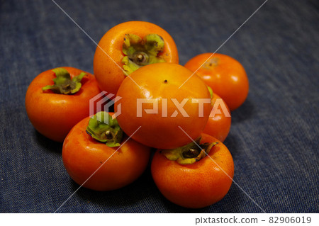 Autumn taste persimmon orange seasonal taste 82906019