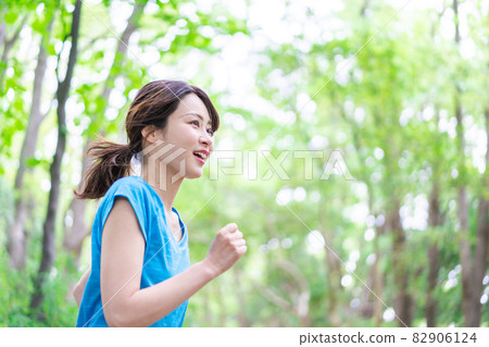 Young woman running in nature 82906124