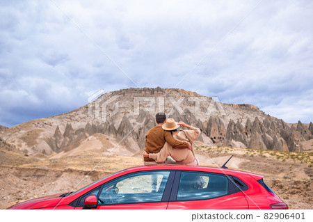 Happy couple on summer car vacation 82906401