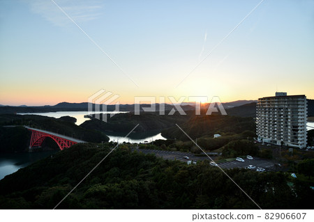 Sunset in Matoya Bay [Matoya, Isobe-cho, Shima City, Mie Prefecture] 82906607