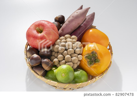 Assorted autumn ingredients 82907478