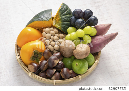 各種秋季食材 82907785