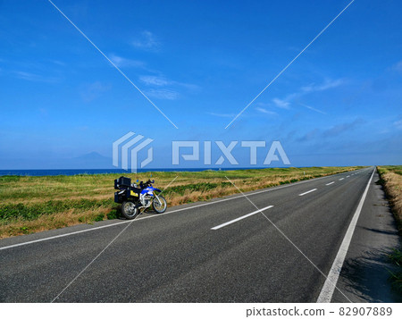 Roads and bikes that stretch far into the blue sky and the horizon Roads and bikes that stretch far into the blue sky and the horizon 82907889