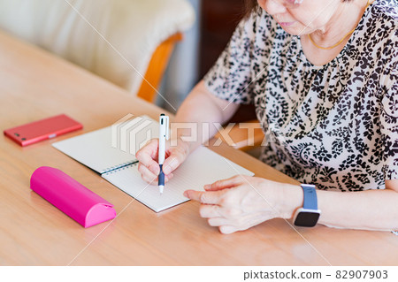 Senior notebook memo writing [Image of dementia prevention] 82907903