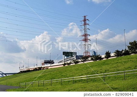 [Adachi-ku, Tokyo] Arakawa riverbed near the capital Kohoku JCT 82909041