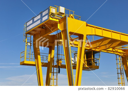 Crane with hooks hanging 82910066
