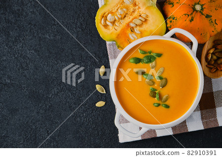 Pumpkin cream soup with and pumpkin seeds 82910391