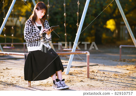 一個喜歡秋天獨自在公園讀書的女孩，現代閱讀 82910757