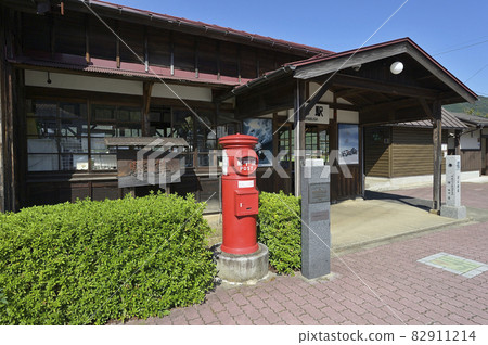 Station building and platform of Wakasa Railway Hayabusa Station in Yazu Town, Tottori Prefecture, designated as a Japan Heritage 82911214