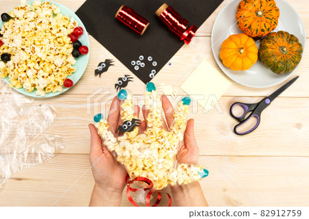 We prepare gifts for Halloween, we make funny packages for popcorn with our own hands. DIY instruction. Step by step guide. The final result. 82912759