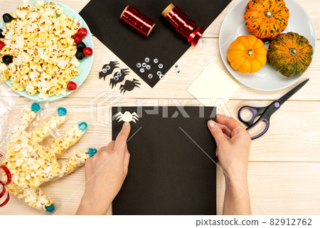 We prepare gifts for Halloween, we make funny packages for popcorn with our own hands. DIY instruction. Step by step guide. Step 8 82912762