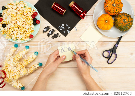 We prepare gifts for Halloween, we make funny packages for popcorn with our own hands. DIY instruction. Step by step guide. Step 7 82912763
