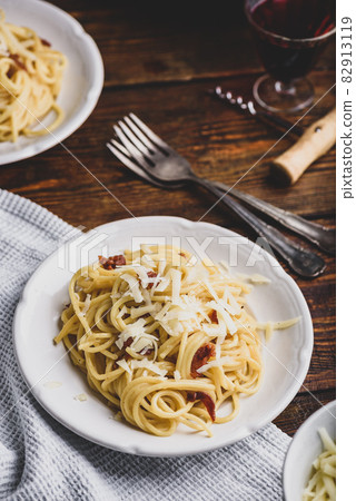 Classic spaghetti carbonara Classic spaghetti carbonara 82913119