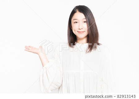 一個女人做一個指導的手勢 一個女人做一個指導的手勢 82913143
