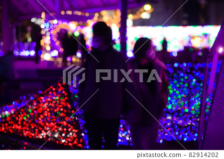 模糊了公園的燈光和人物 模糊了公園的燈光和人物 82914202