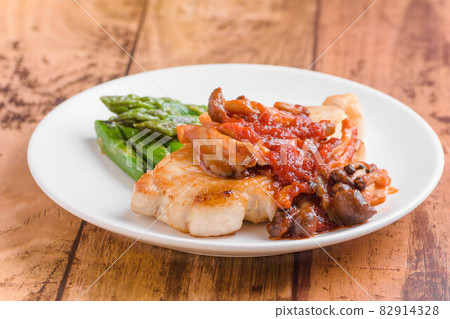 Pork loin mushroom tomato sauce 82914328