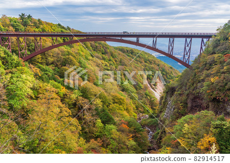(Fukushima Prefecture) Bandai-Azuma Skyline: Autumn leaves of Fudosawa Bridge 82914517