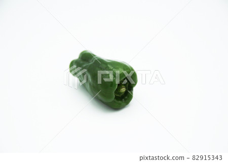 One bell pepper in the middle of the white background 82915343