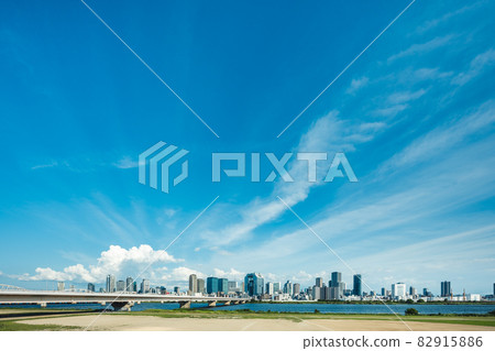 從淀川河床看到的梅田建築 從淀川河床看到的梅田建築 82915886