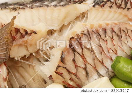 The body of parrotfish has a bling texture 82915947