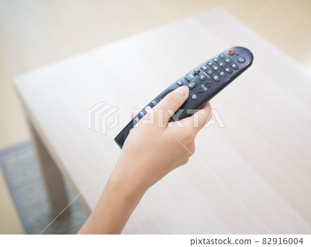 操作電視遙控器的特寫圖 82916004