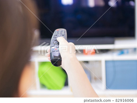 操作電視遙控器的特寫圖 82916006