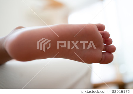 younger, bare feet, barefoot 82916175