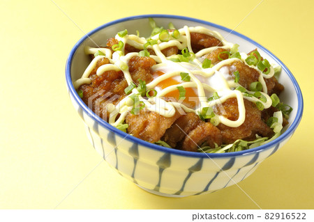 Shredded cabbage, all-purpose onion, hot spring egg, karaage bowl 82916522