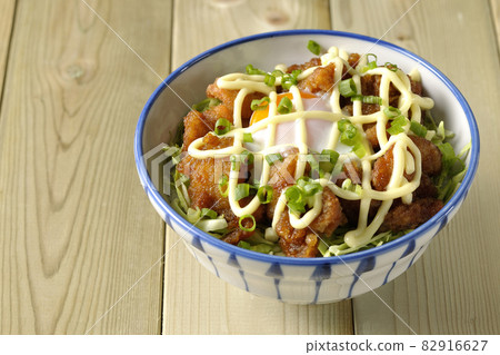 Shredded cabbage, all-purpose onion, hot spring egg, karaage bowl Shredded cabbage, all-purpose onion, hot spring egg, karaage bowl 82916627