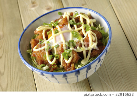 捲心菜絲、萬能洋蔥、溫泉蛋、炸雞塊 捲心菜絲、萬能洋蔥、溫泉蛋、炸雞塊 82916628