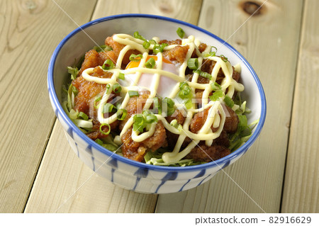 捲心菜絲、萬能洋蔥、溫泉蛋、炸雞塊 捲心菜絲、萬能洋蔥、溫泉蛋、炸雞塊 82916629