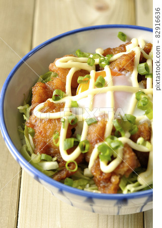 Shredded cabbage, all-purpose onion, hot spring egg, karaage bowl Shredded cabbage, all-purpose onion, hot spring egg, karaage bowl 82916636