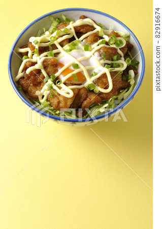 Take a bird's-eye view of shredded cabbage, all-purpose onions, hot spring eggs, and karaage bowl 82916674