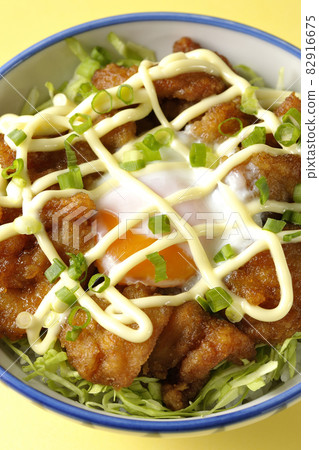 Take a bird's-eye view of shredded cabbage, all-purpose onions, hot spring eggs, and karaage bowl Take a bird's-eye view of shredded cabbage, all-purpose onions, hot spring eggs, and karaage bowl 82916675